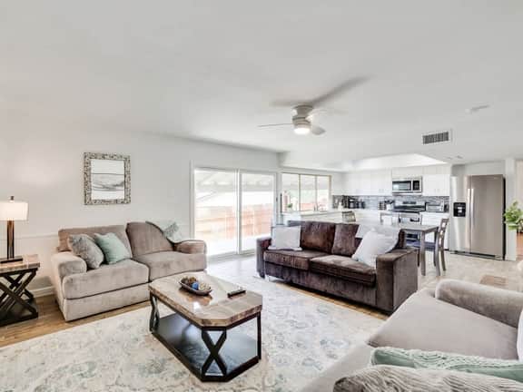 Remodeled 3 bedroom with central location Carrollton - Image 2