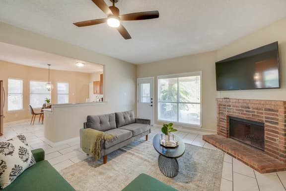 Melody Home near Grapevine, DFW Airport w backyard - Image 1