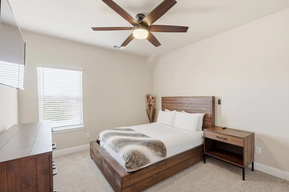 Parkside Retreat 3BR Plano Townhouse Near Dining - Image 1