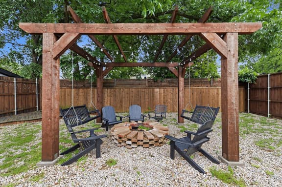 Central Dallas Stay Near Downtown, Large Yard - Image 1